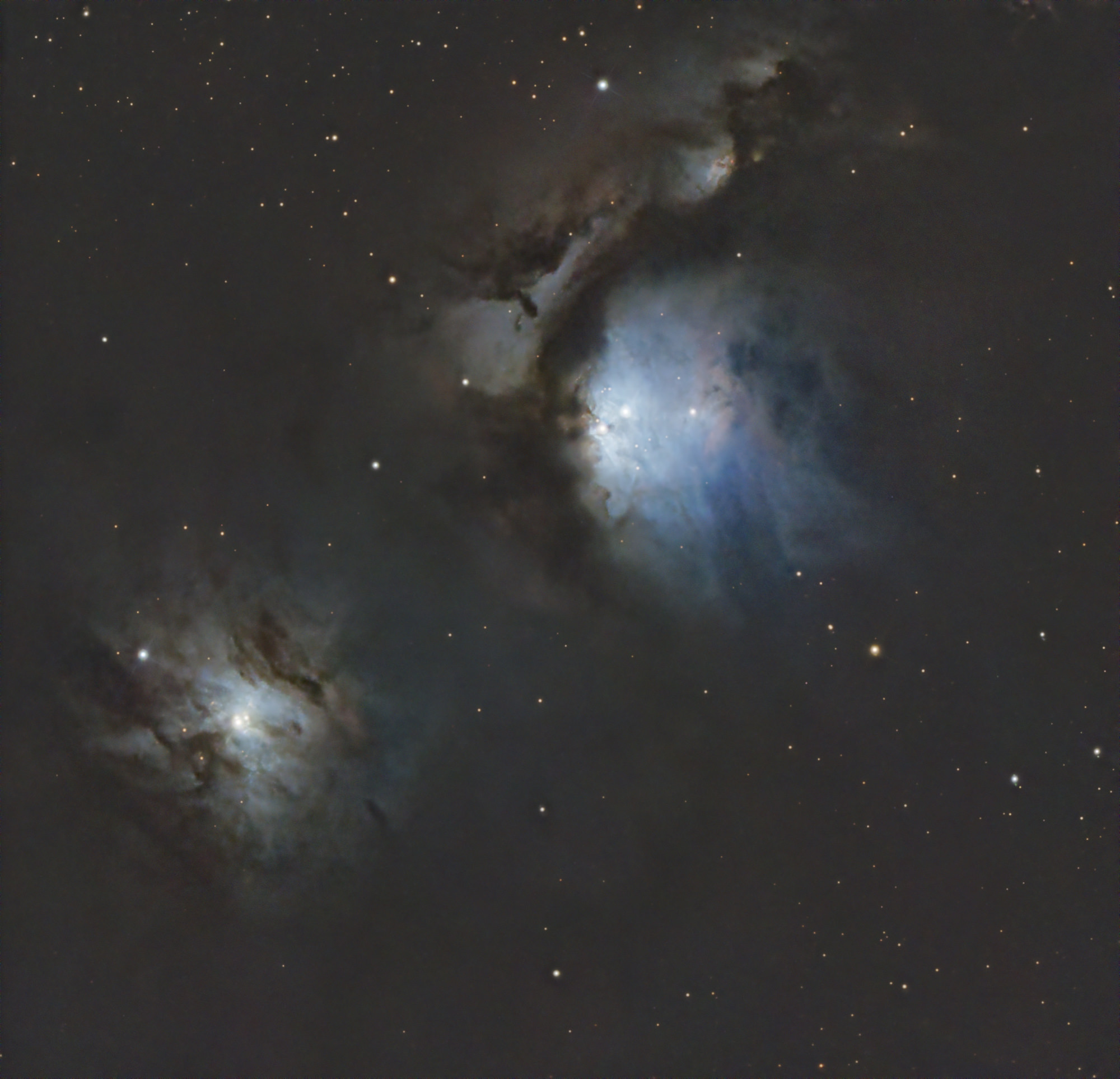 Messier 78 at the top right and NGC 2071 at the bottom left in the constellation Orion are reflection nebulae and can already be observed with smaller telescopes.